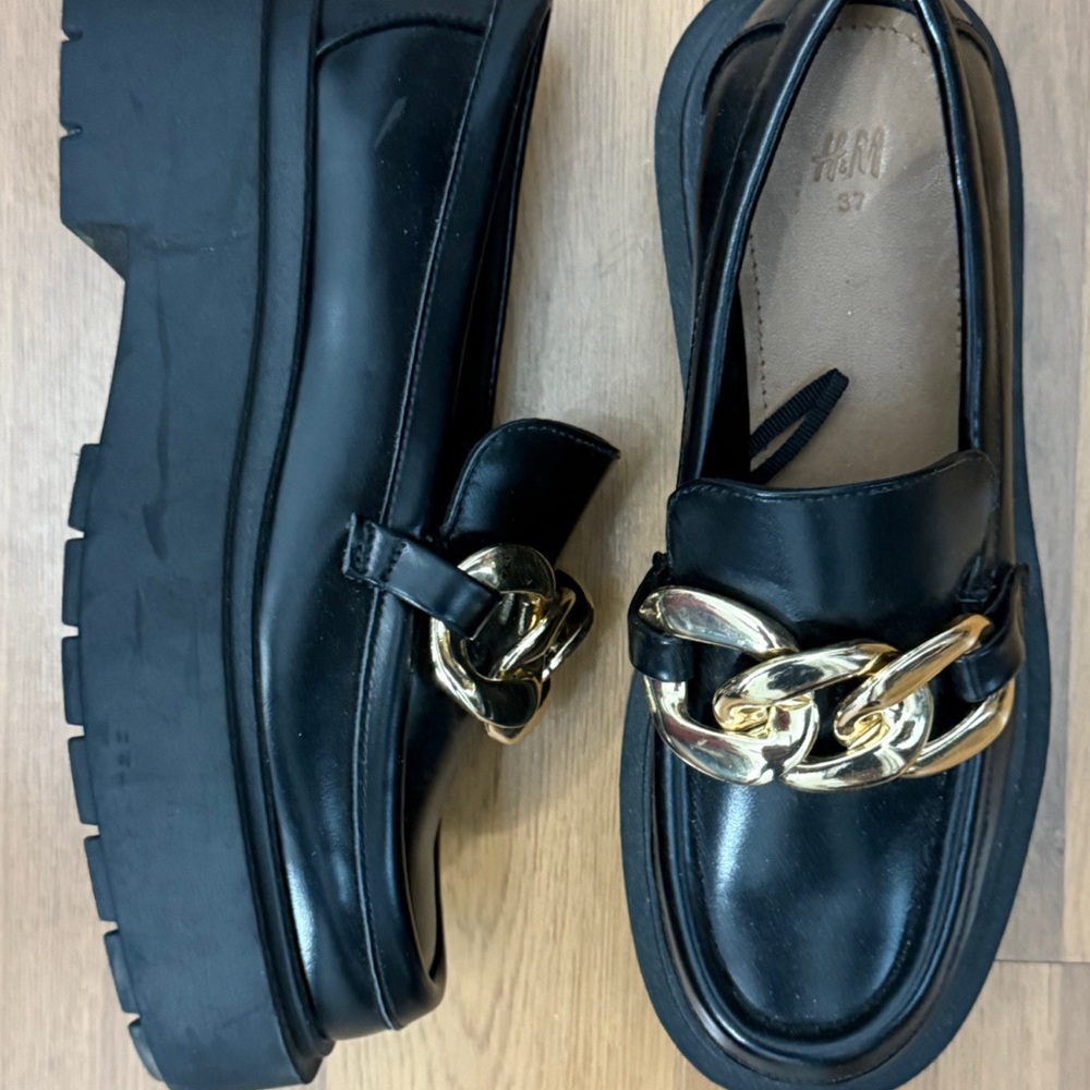H&M Black and Gold Flats Modern Design
